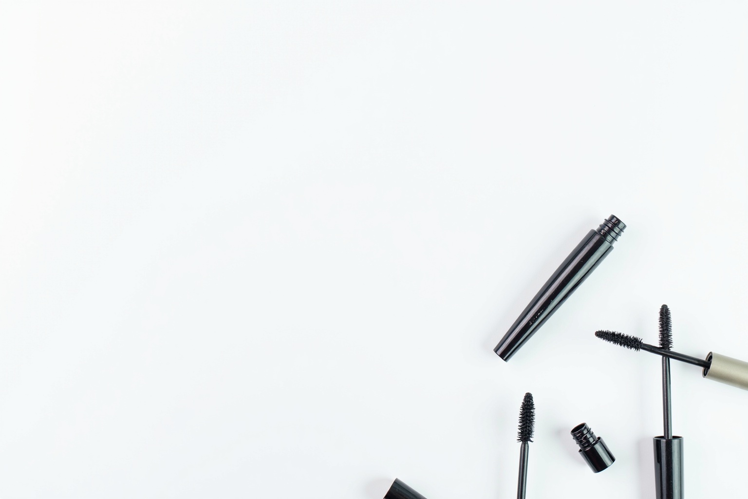 Mascara voluminös – Frau mit dramatisch verdickten Wimpern